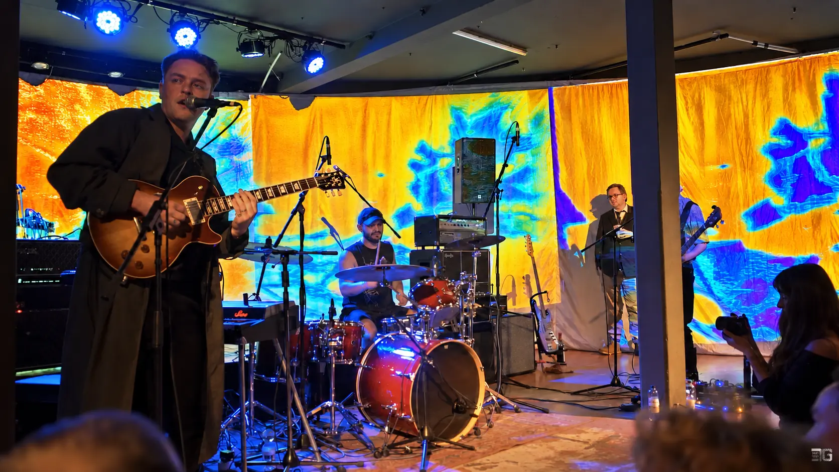 Audiovisuelle Performance von D.A.R.V.O. und Stoned in a Queer Age in der B.L.O. Kantine Berlin