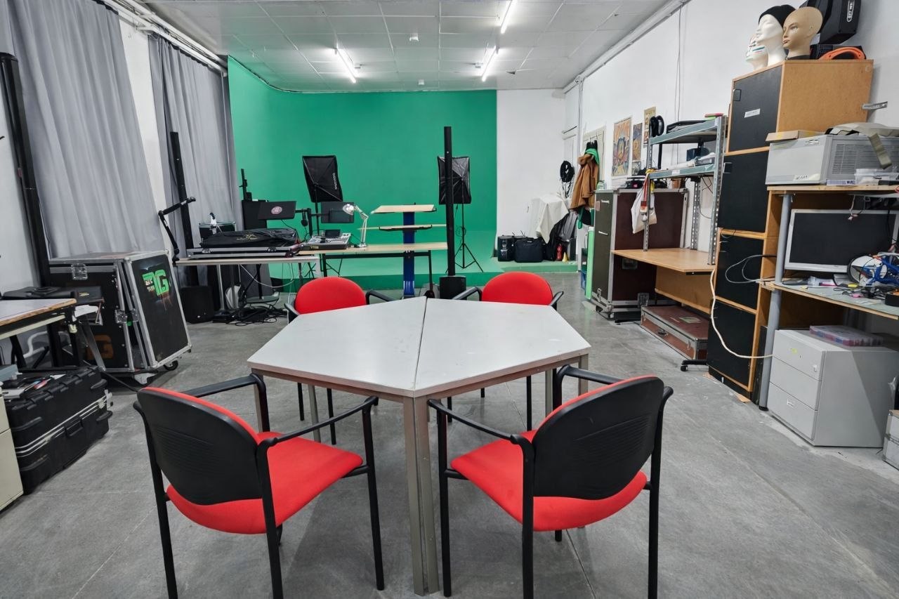Innenansicht des Sector 7G Studios in Berlin mit Produktionsbereich und Greenscreen